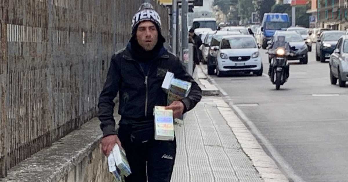 La storia di Vito: l'ambulante che "costringe" i baresi a comprare i fazzoletti